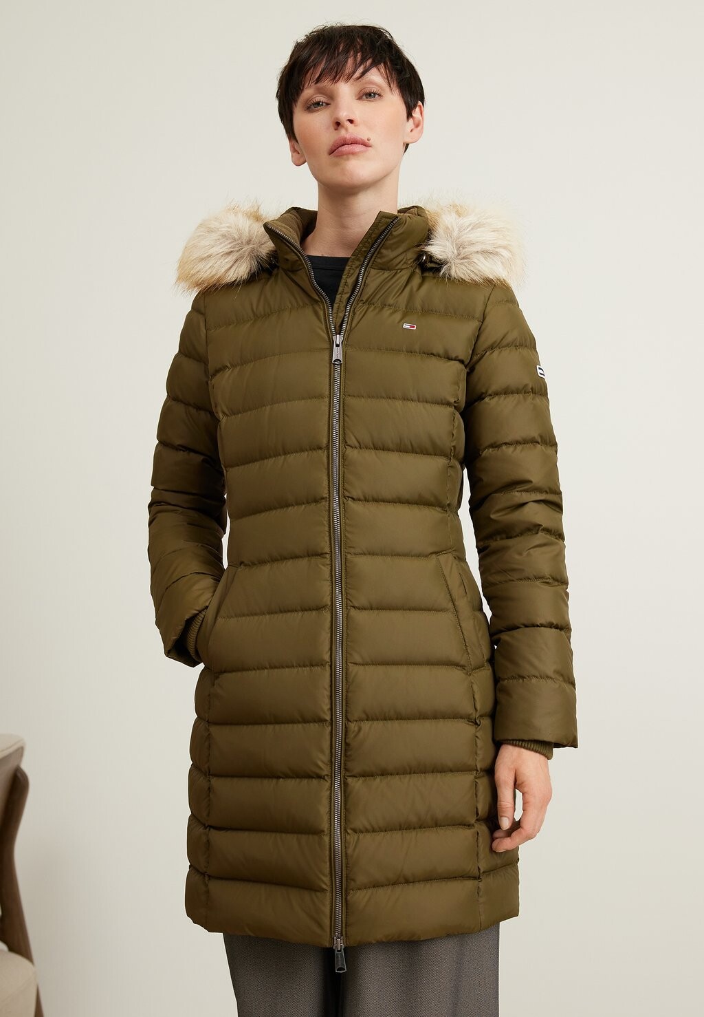 

Пуховик Tommy Jeans ESSENTIAL HOODED, цвет drab olive green