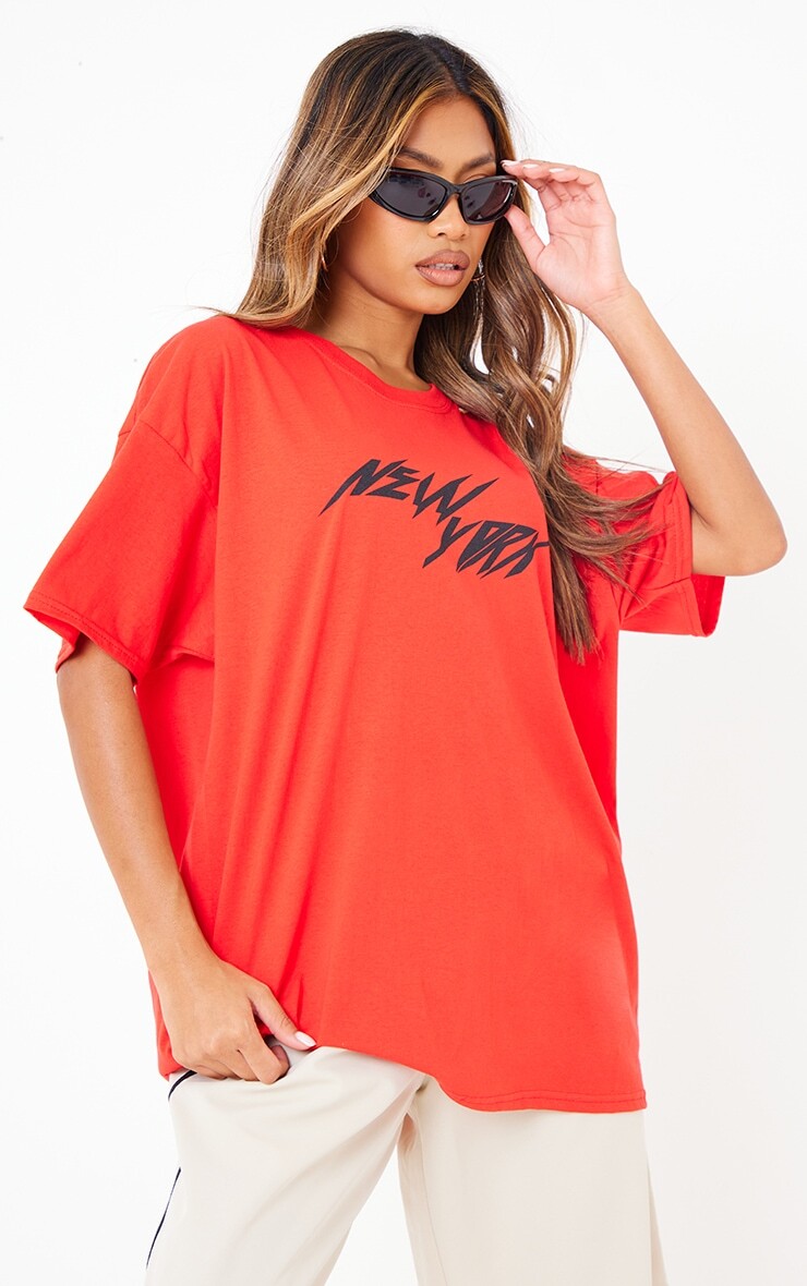 

PrettyLittleThing Красный - объемная футболка с графическим принтом New York