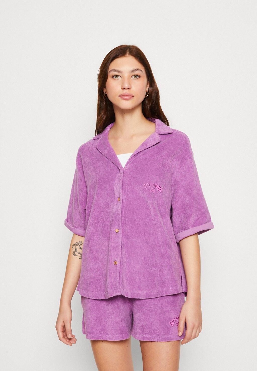 Блузка на пуговицах Billabong толстовка на молнии unisex fila цвет fair orchid purple orchid bright white