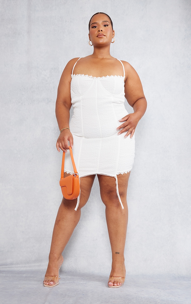 PrettyLittleThing Белое текстурированное облегающее платье с подтяжками Plus