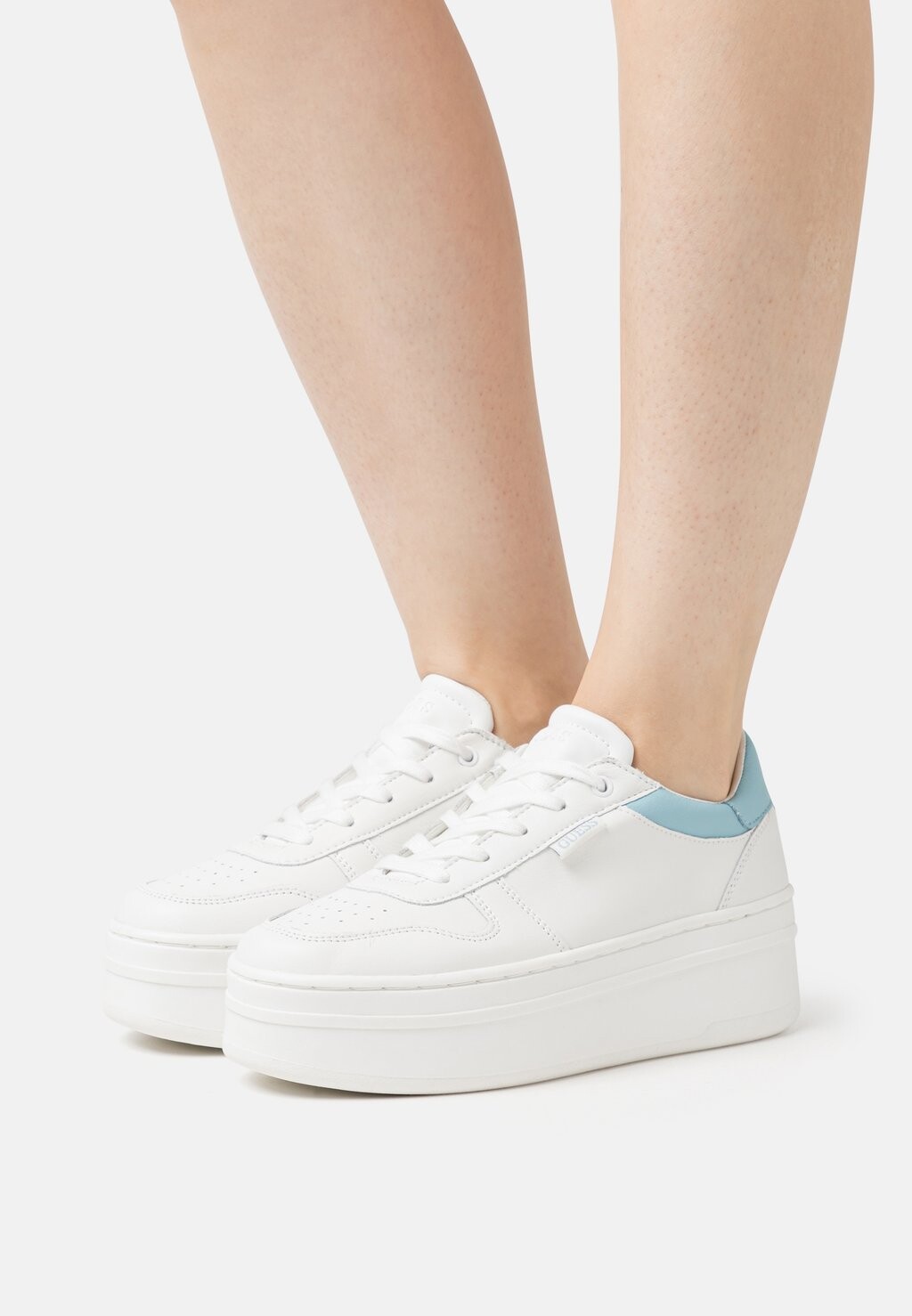 

Кроссовки Guess, белый/синий