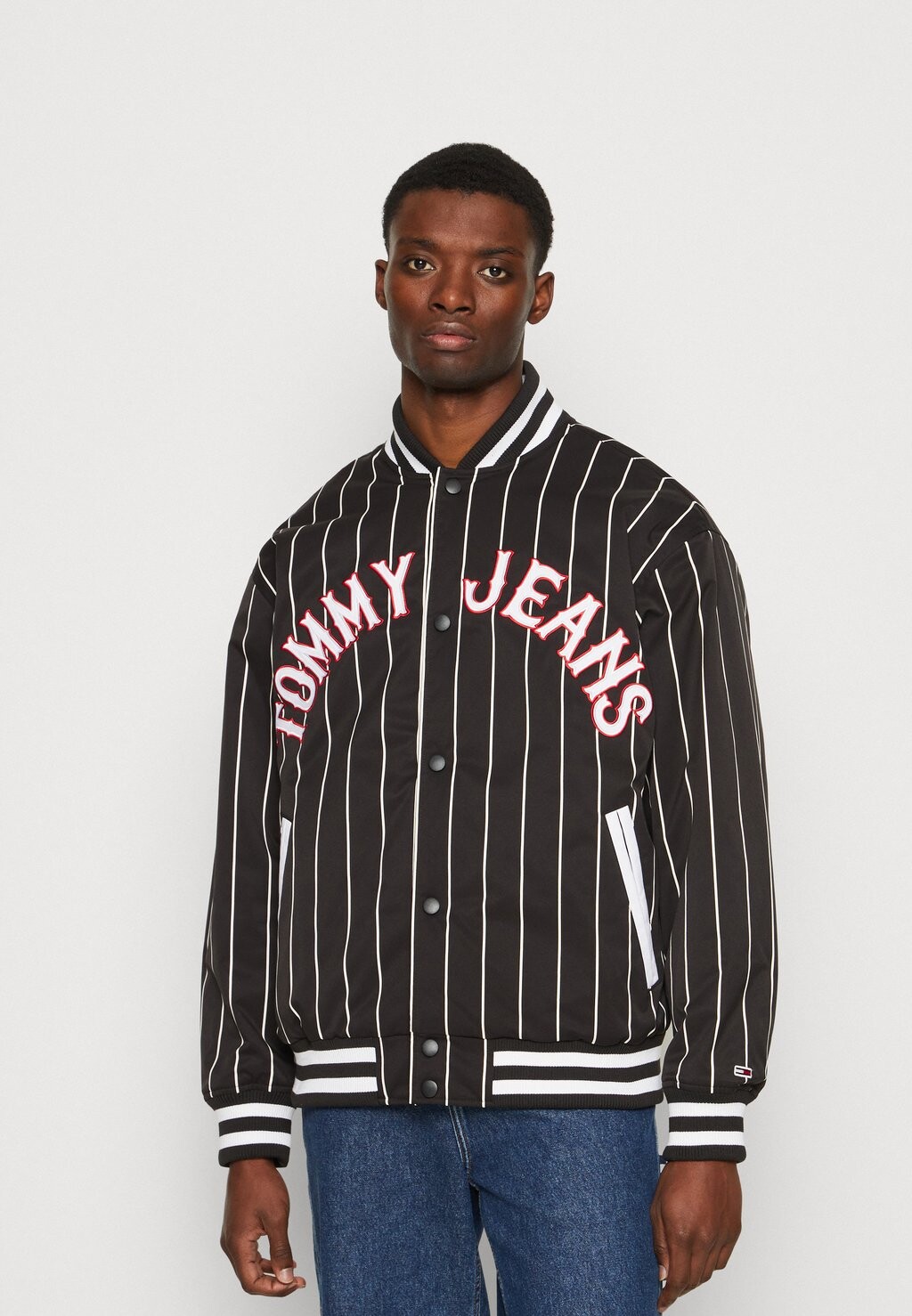 

Бомбер Tommy Jeans, черный