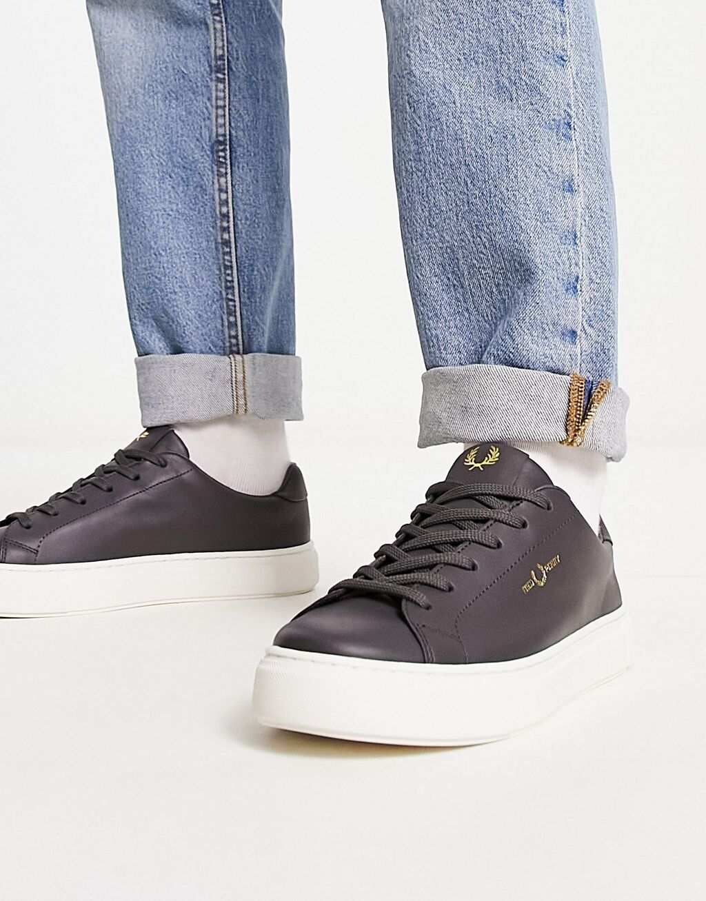 

Серые кожаные кроссовки Fred Perry B71