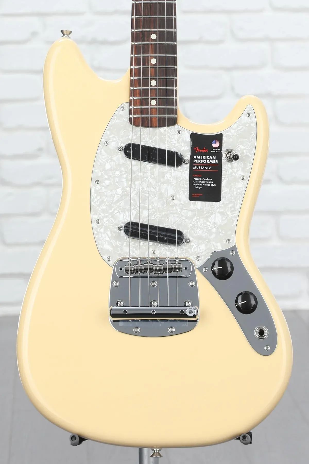 

Fender American Performer Mustang — винтажный белый цвет с накладкой из палисандра