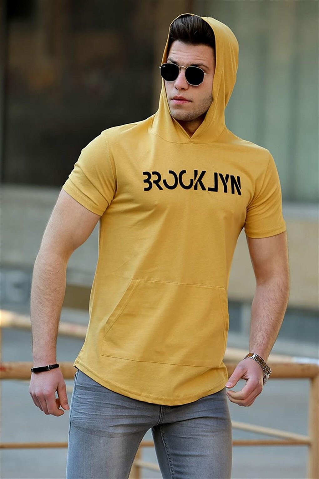 Желтая мужская футболка с капюшоном 4506 MADMEXT