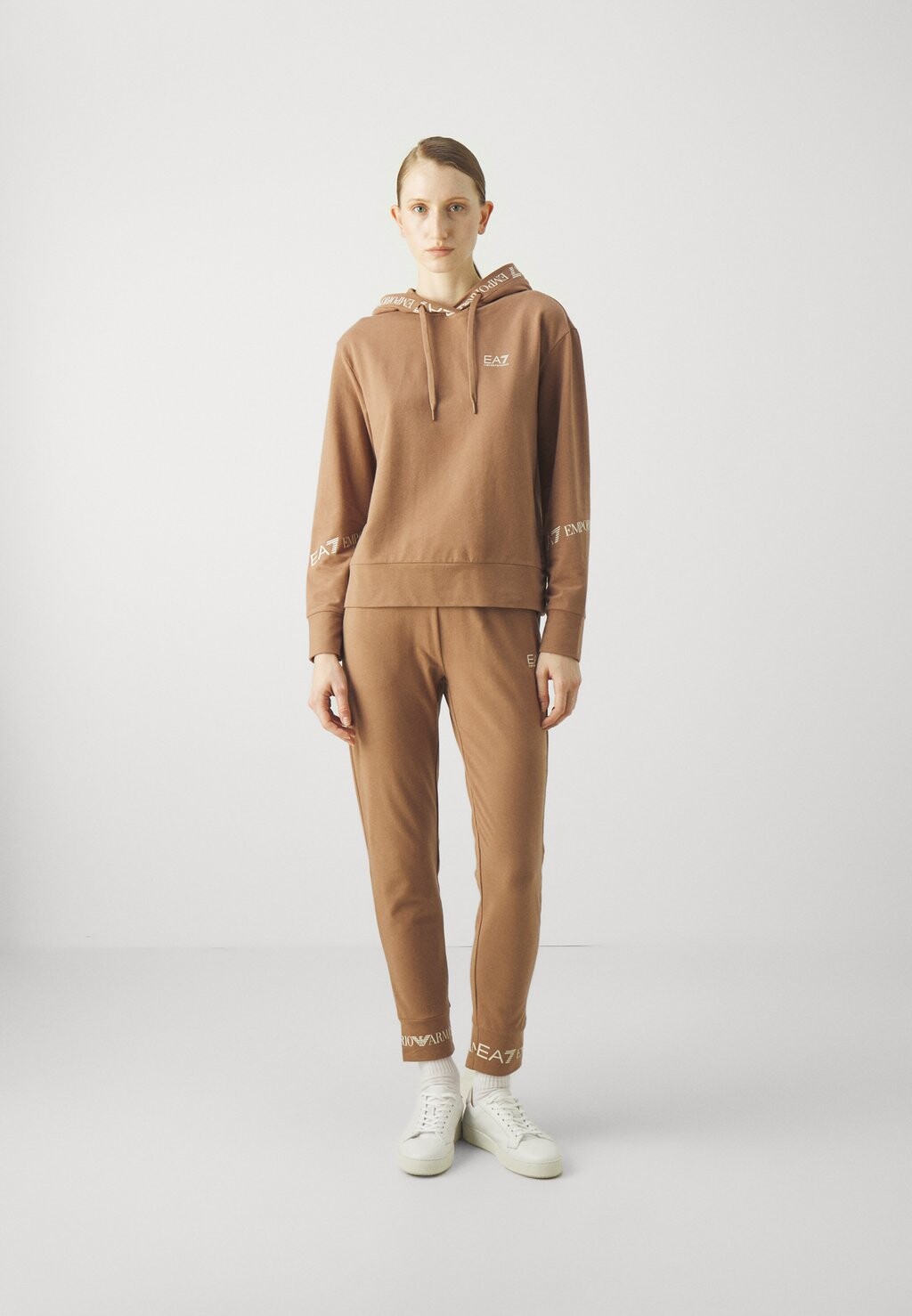 

Спортивный костюм EA7 Emporio Armani, синий