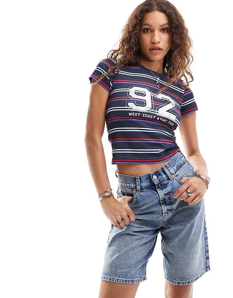 

ASOS DESIGN – Укороченная футболка с полосками и номером в университетском стиле