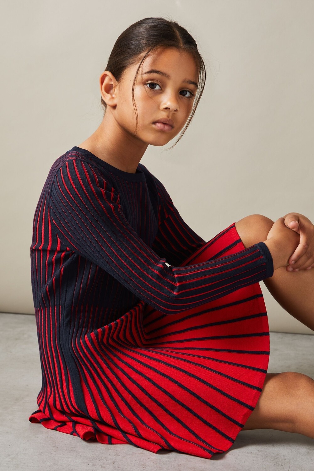 

Контрастное платье фигуристка Lou с плиссировкой Reiss, синий