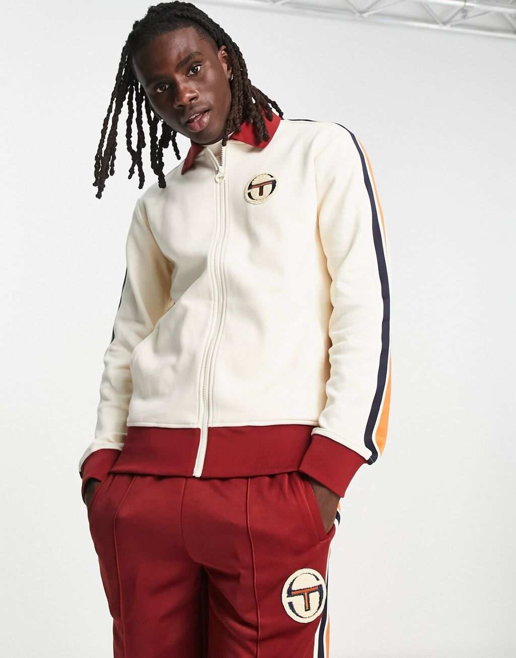

Спортивный верх Sergio Tacchini с молнией и логотипом из букле цвета экрю.