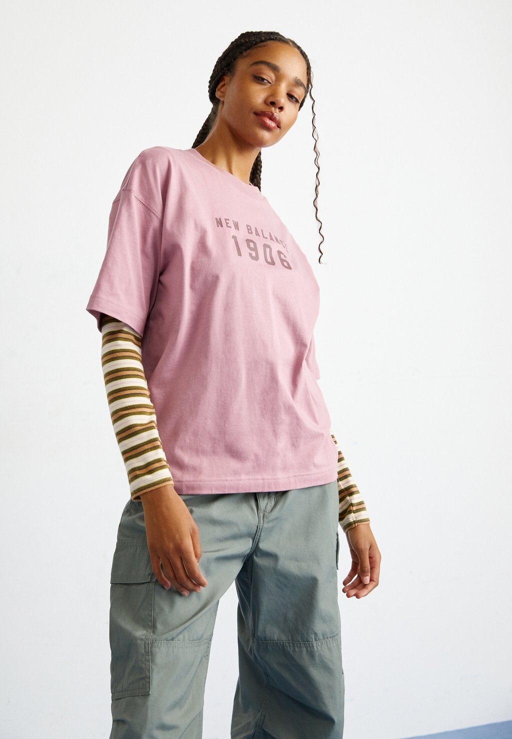 

Футболка с принтом ICONIC COLLEGIATE OVERSIZED New Balance, цвет rosewood