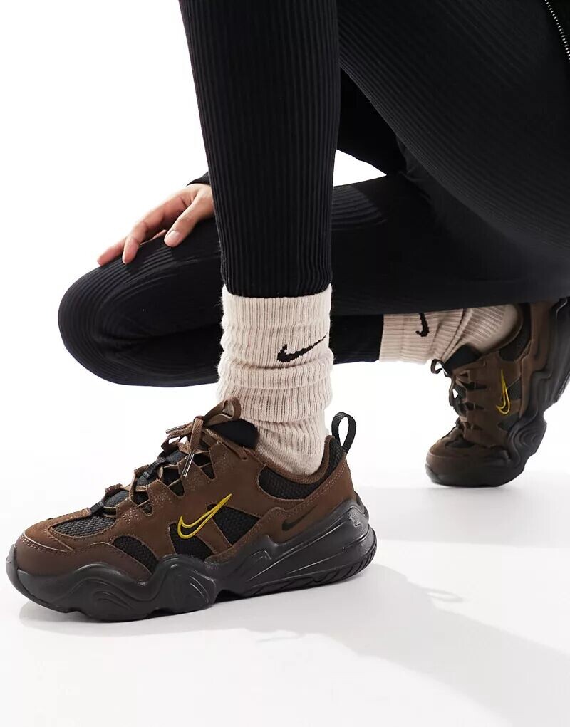 

Кроссовки Nike Tech Hera коричнево-черного цвета Cacao Wow