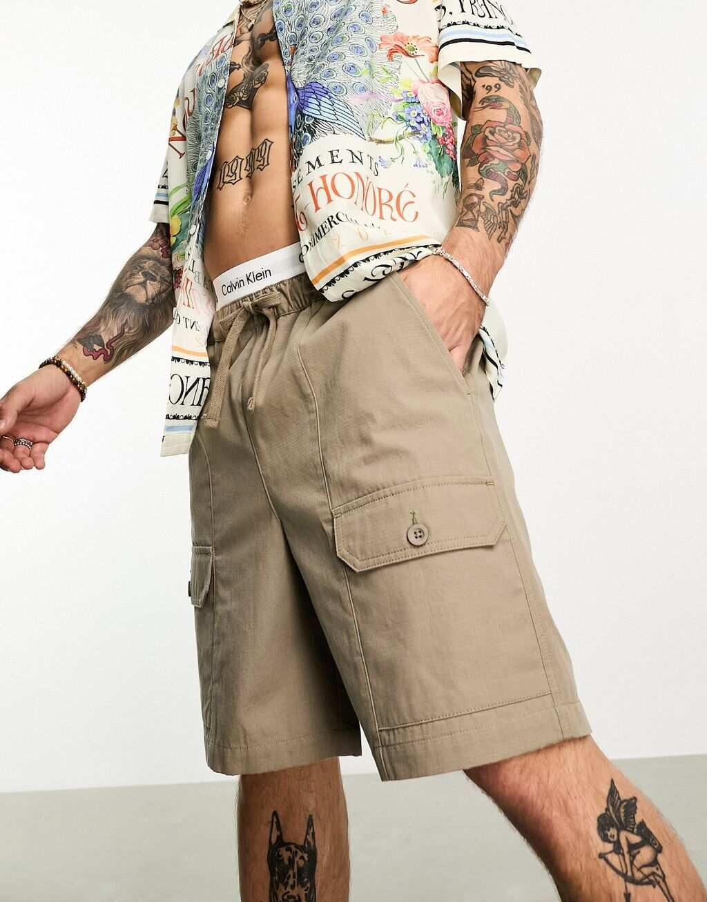 

Бежевые узкие шорты средней длины с рипстопом ASOS DESIGN