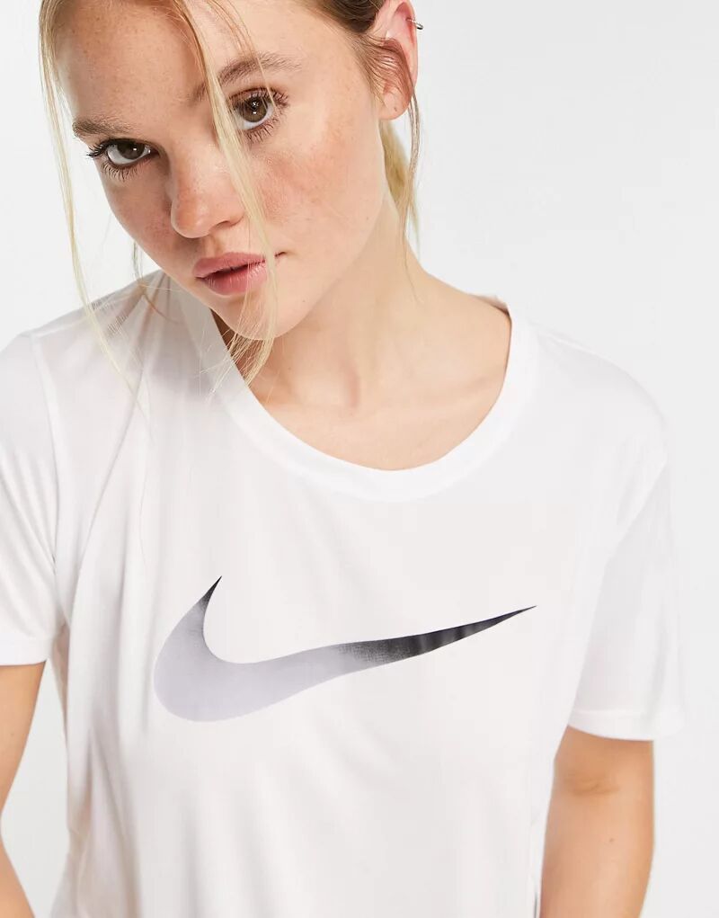 

Белая футболка с логотипом Nike Swoosh