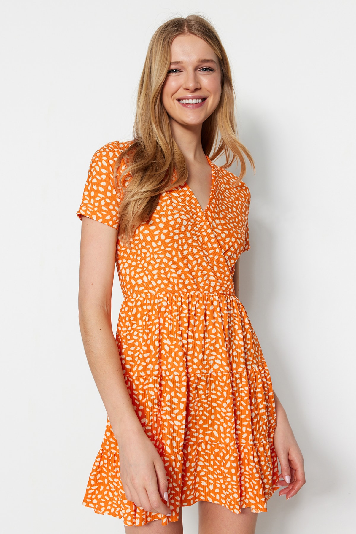 цена Мини-платье Trendyol с вырезом и принтом, оранжевый