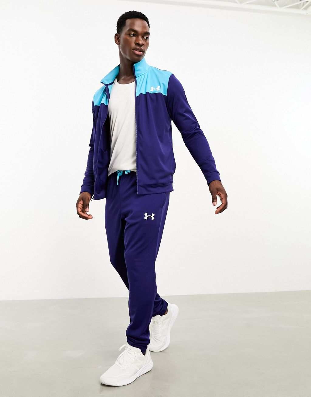

Темно-синий спортивный костюм Under Armour со голубыми вставками