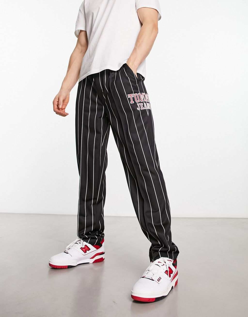 

Черные спортивные брюки в тонкую полоску Tommy Jeans Ethan