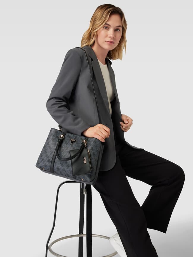

Сумочка с лейблом, модель "ДЕВУШКА" Guess, графит