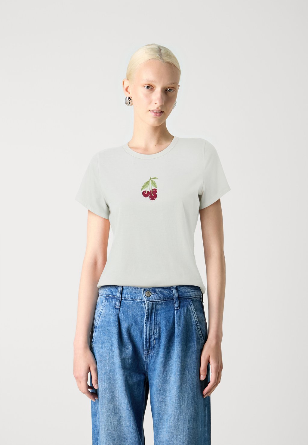 

Принт на футболке SKIMMING BASIC CHERRIES TEE Abercrombie & Fitch, кремовый