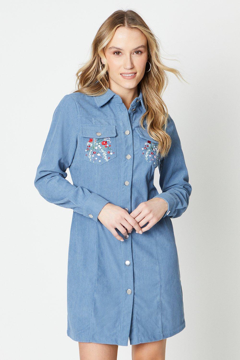 цена Платье-рубашка на пуговицах с карманами и вышивкой Oasis, синий
