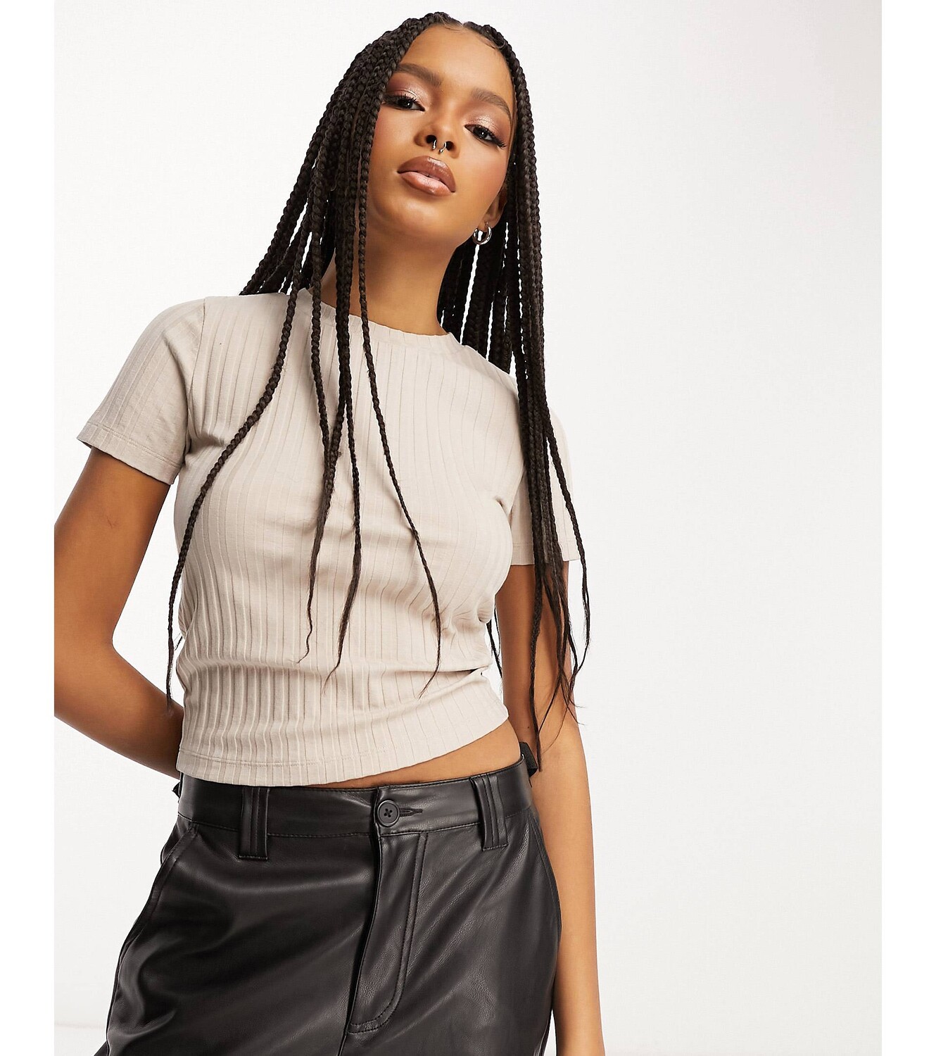 

Футболка узкого кроя в рубчик с камнем ASOS DESIGN
