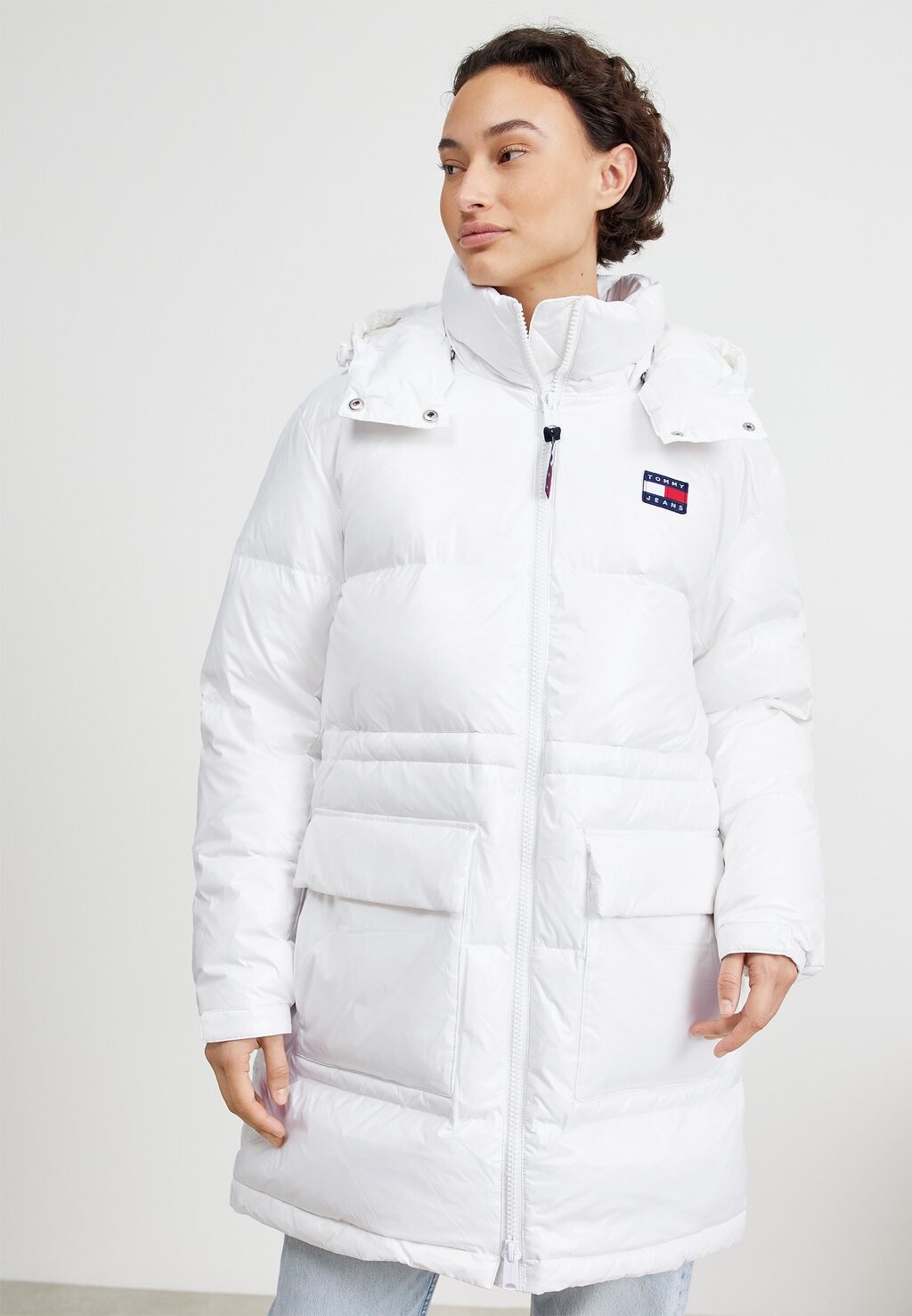 

Пальто Tommy Jeans АЛЯСКА ПУФФЕР, белый