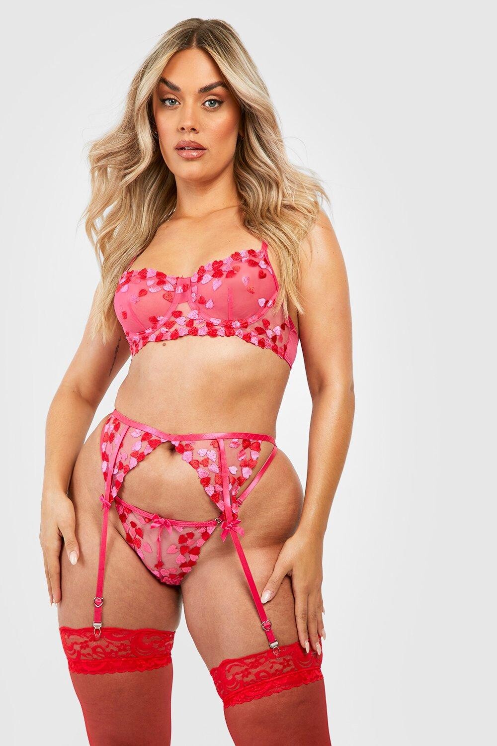 

Комплект из 3 предметов с вышивкой в ​​форме сердца Plus boohoo, розовый