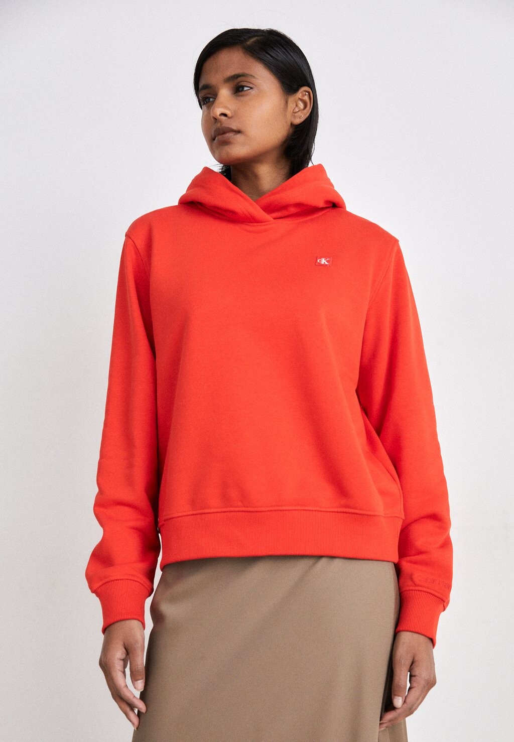 

Толстовка BADGE REGULAR HOODIE Calvin Klein Jeans, цвет fiery red