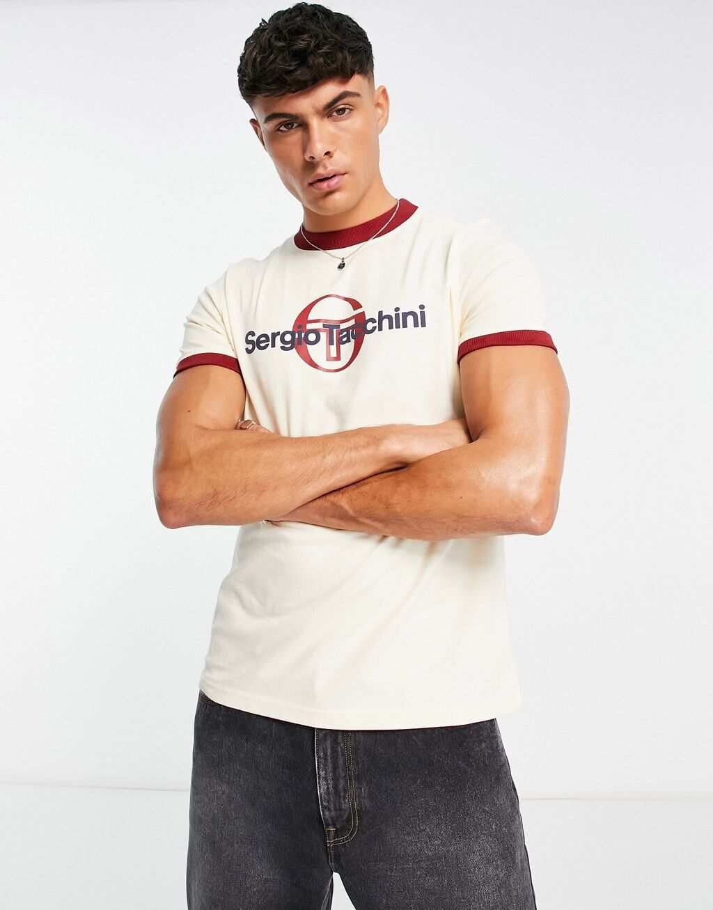 

Футболка цвета экрю с большим логотипом Sergio Tacchini