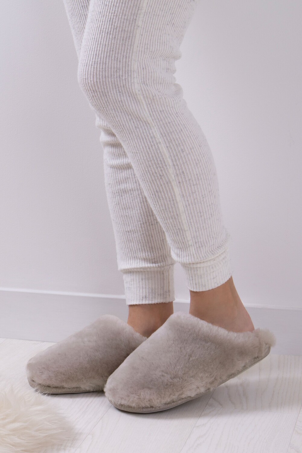 

Женские тапочки Louise из овчины Just Sheepskin, серый