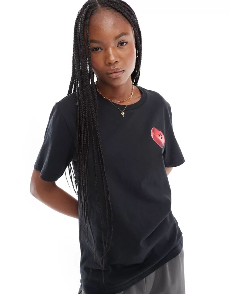 Черная футболка Converse с принтом в виде сердечек на спине
