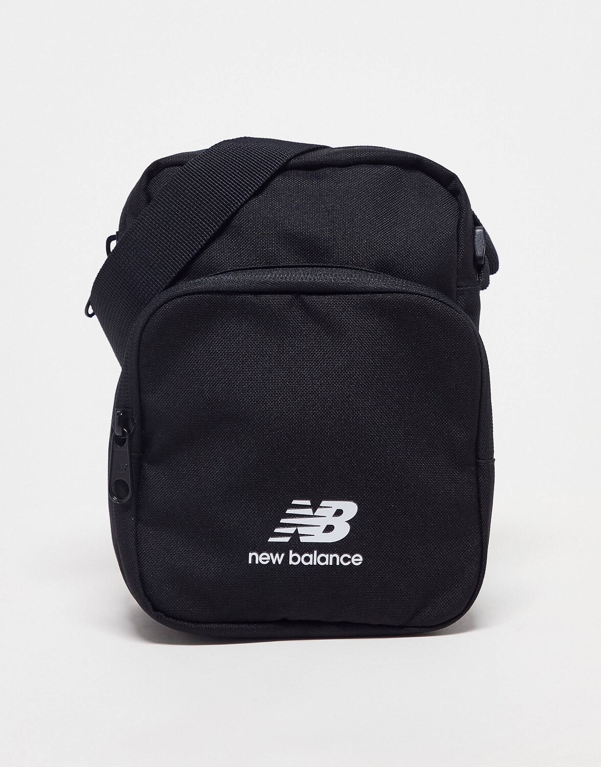 

Черная слинговая сумка New Balance