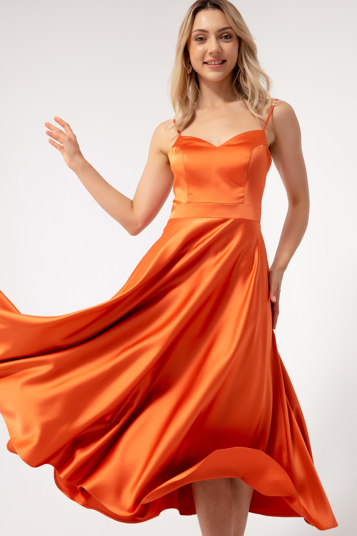 Женское оранжевое атласное вечернее платье миди на тонких бретелях Lafaba, оранжевый платье атласное на тонких бретелях 40 черный
