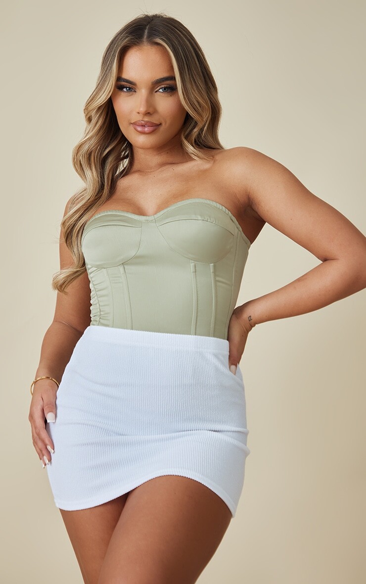

PrettyLittleThing Белая базовая мини-юбка в рубчик с высокой талией и жатым принтом