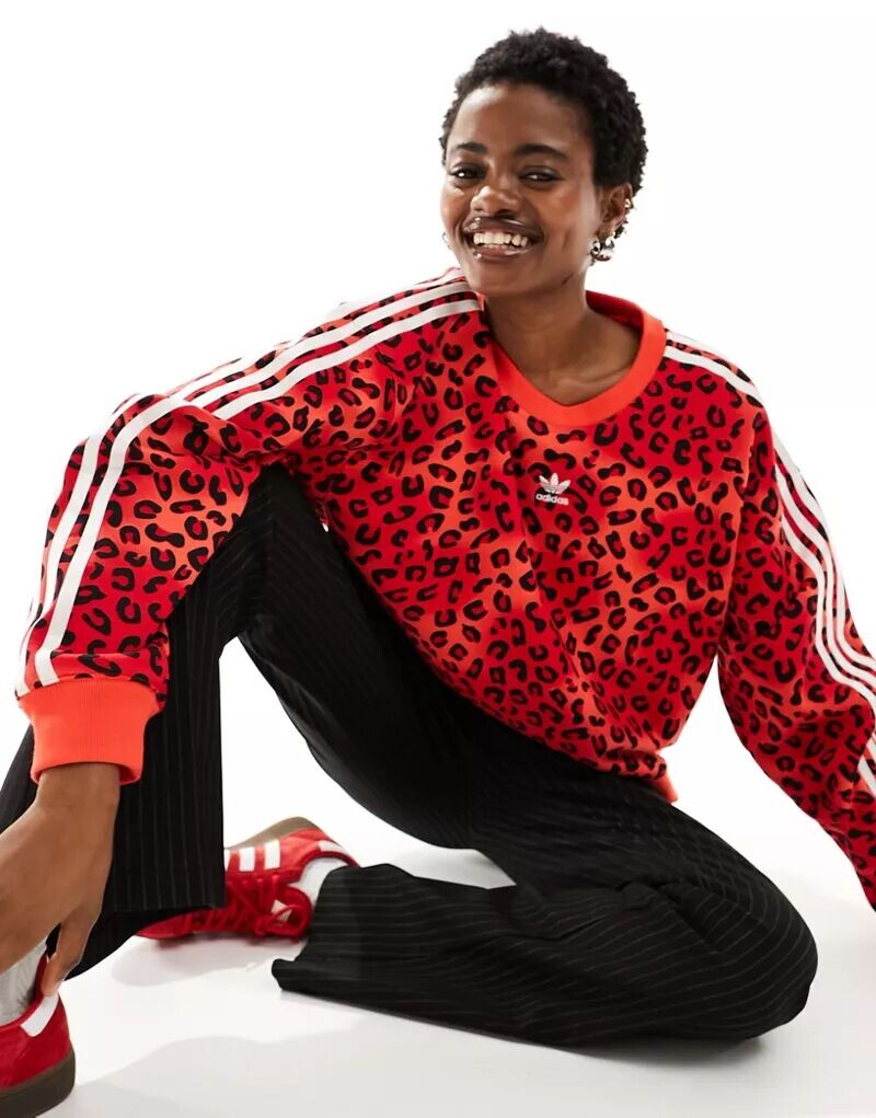 

Красный свитшот с леопардовым принтом adidas Originals Leopard Luxe