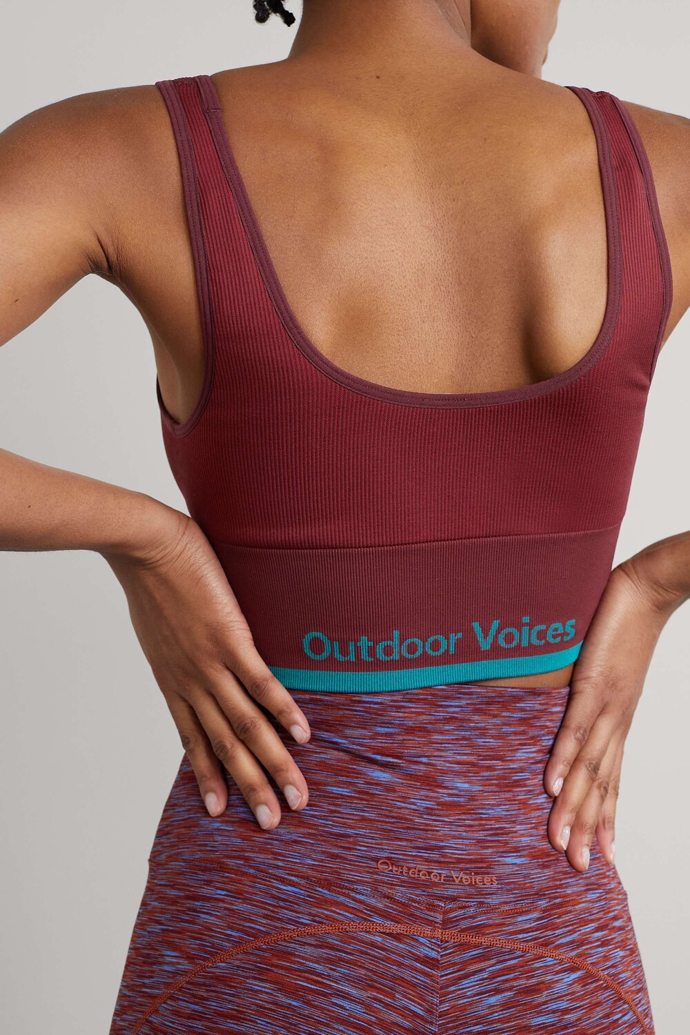 

OUTDOOR VOICES Эластичный спортивный бюстгальтер в рубчик, бургундия