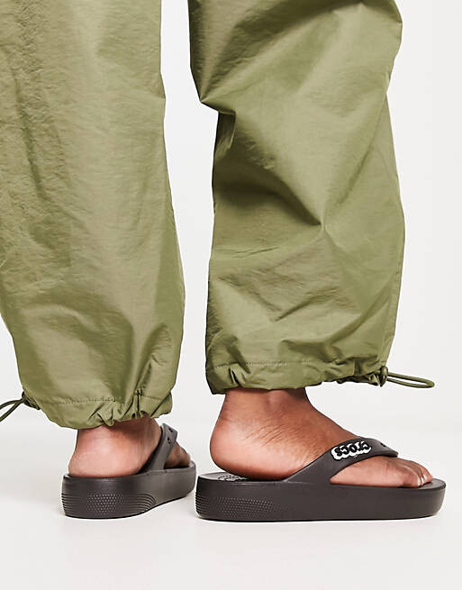 

Черные шлепанцы на платформе Crocs