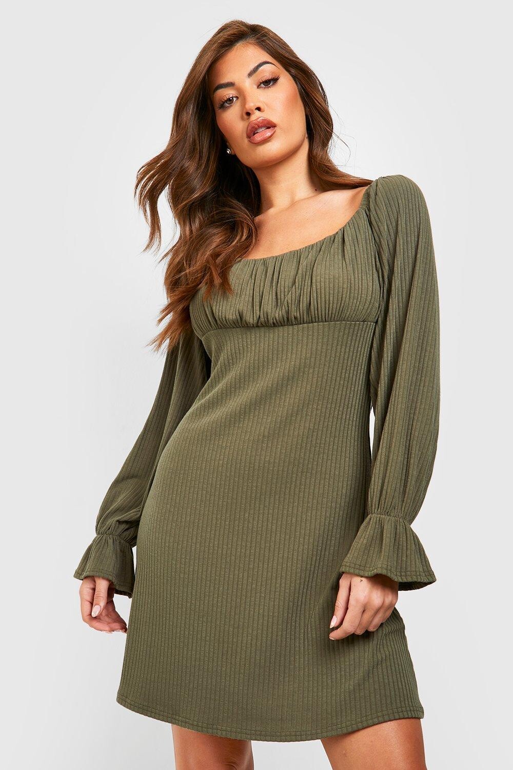 

Платье с длинными рукавами и сборкими в ребку Boohoo, хаки
