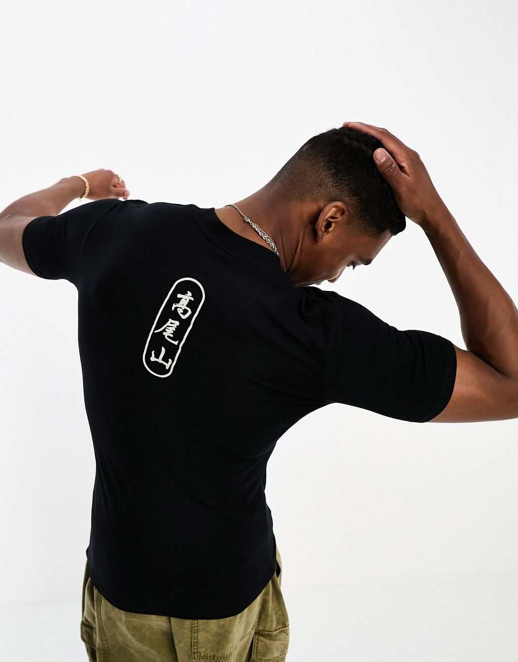 

Черная футболка мускулистого кроя с принтом на спине ASOS DESIGN