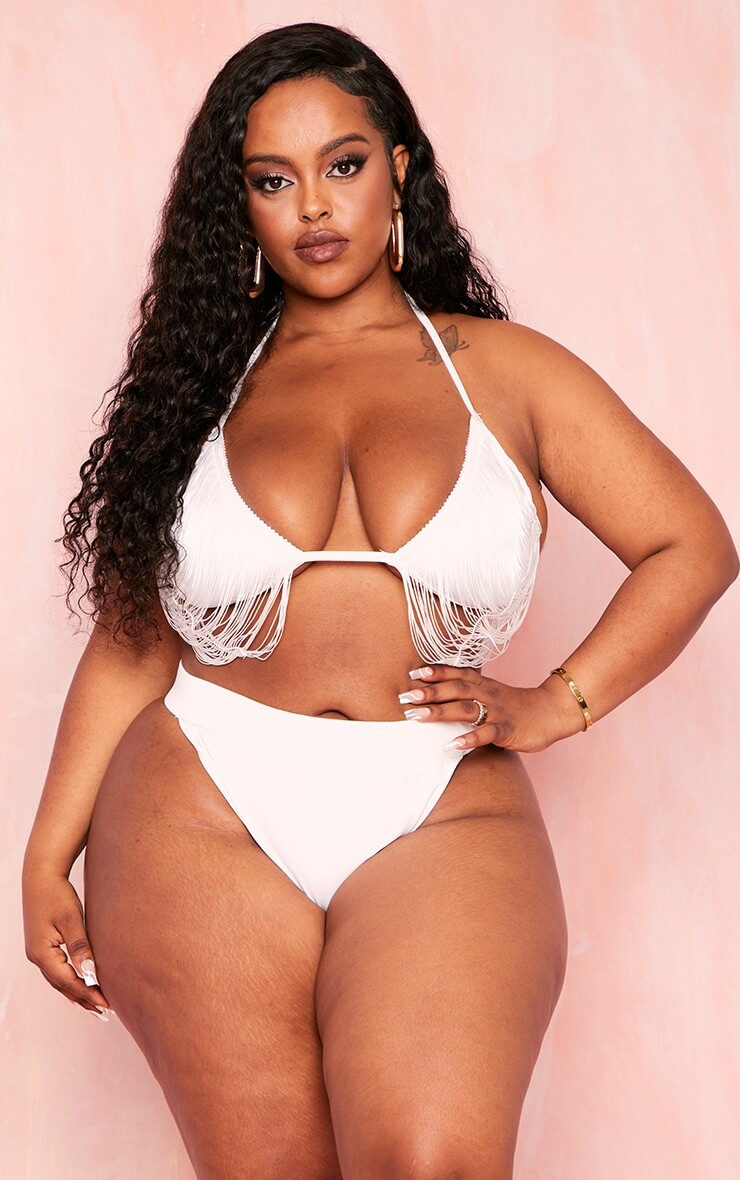 

PrettyLittleThing Белый бикини-топ с треугольными чашками и бахромой Plus