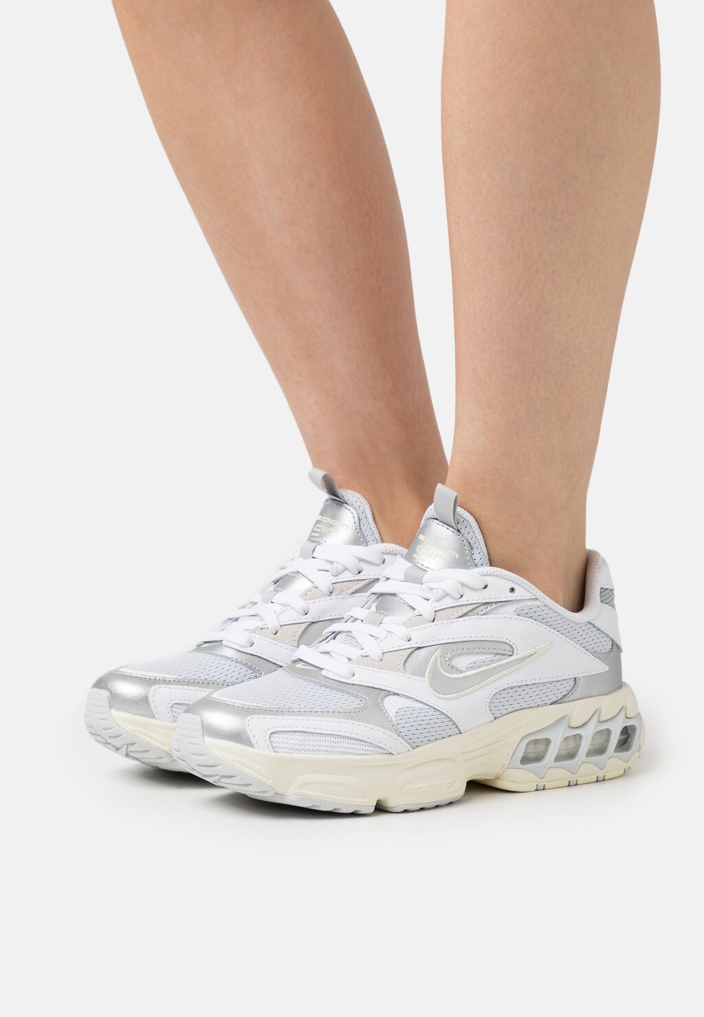 

Кроссовки Nike Wmns Zoom Air Fire Bc2, чистая платина / алебастр