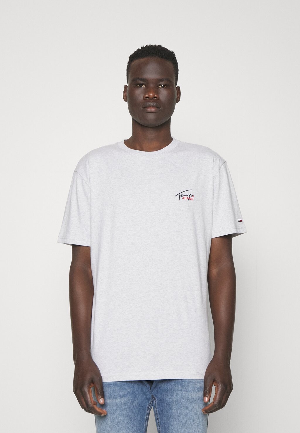 

Базовая футболка ФУТБОЛКА SMALL FLAG Tommy Jeans, серебристо-серый вереск
