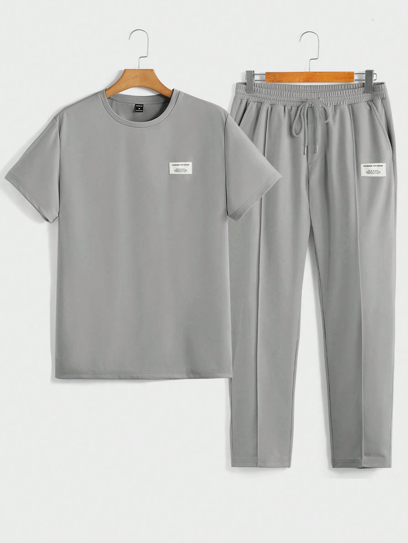 Мужская футболка с короткими рукавами и трикотажными повседневными брюками Manfinity Homme с надписью и нашивкой, серый