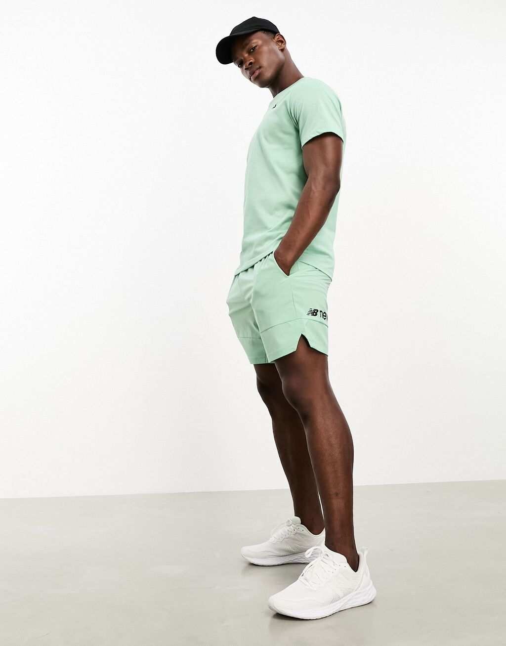 

Зеленые шорты New Balance Tenancy