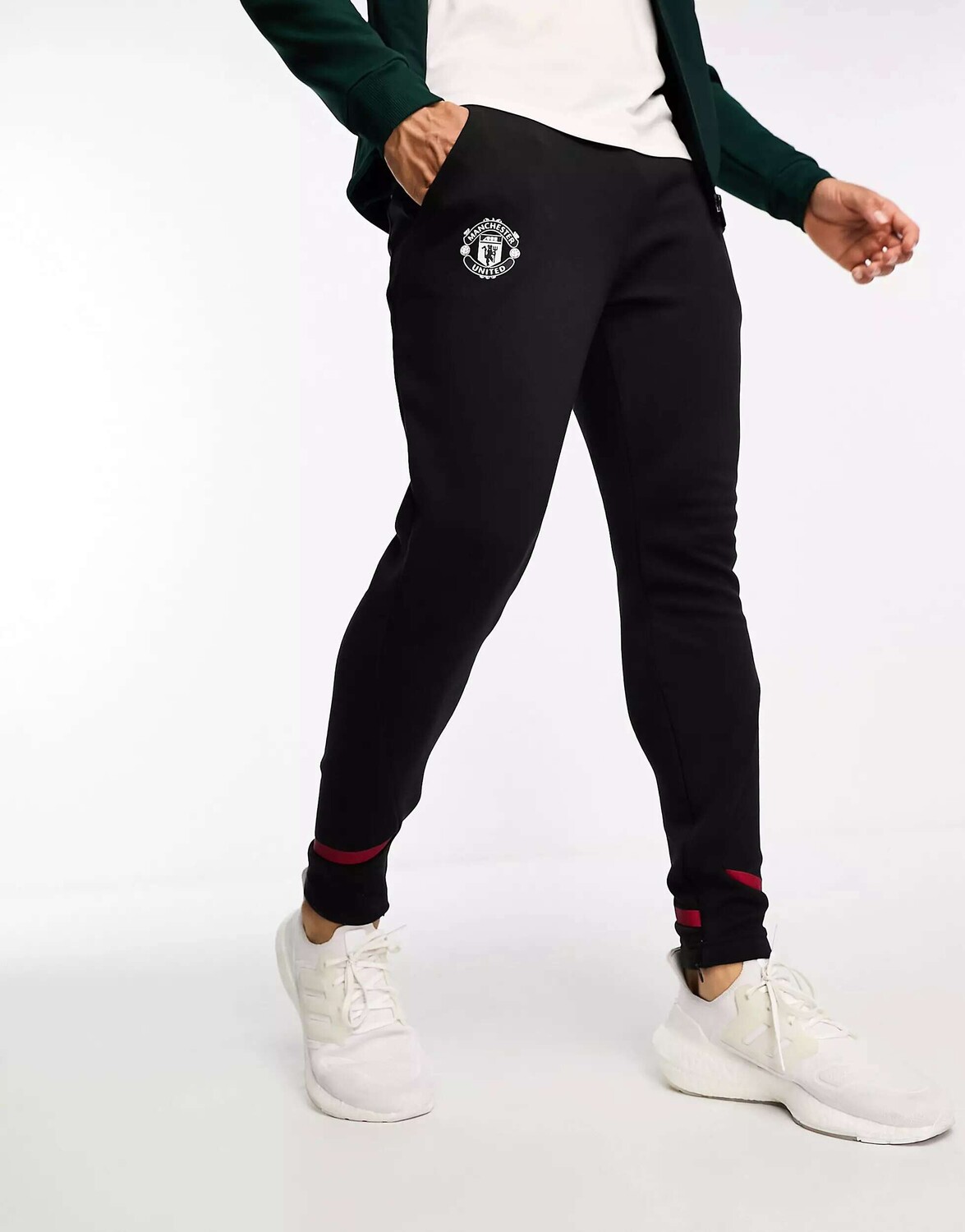 

Черные спортивные штаны adidas Football Manchester United adidas performance