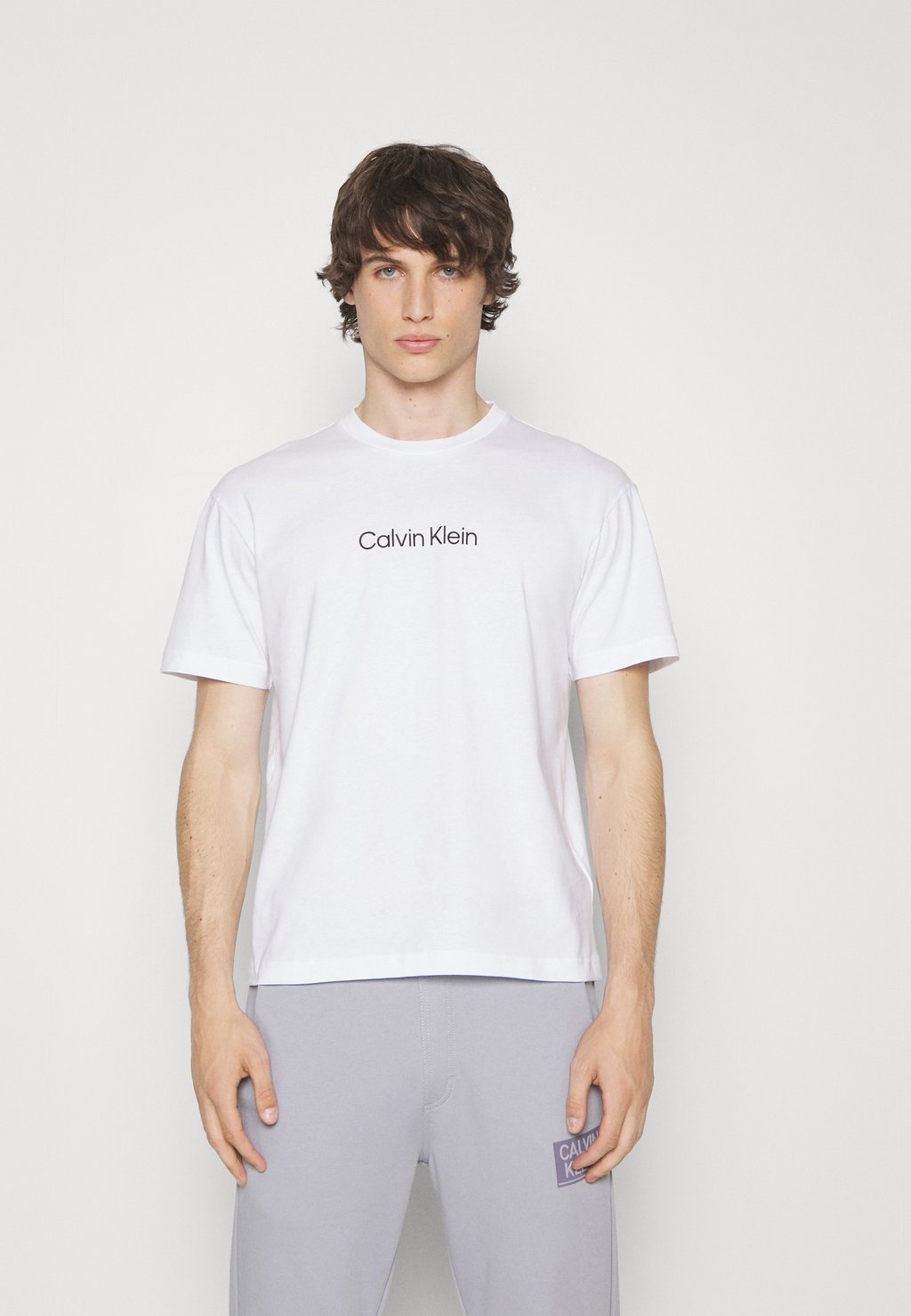 Базовая футболка Hero Logo Comfort Calvin Klein, цвет bright white