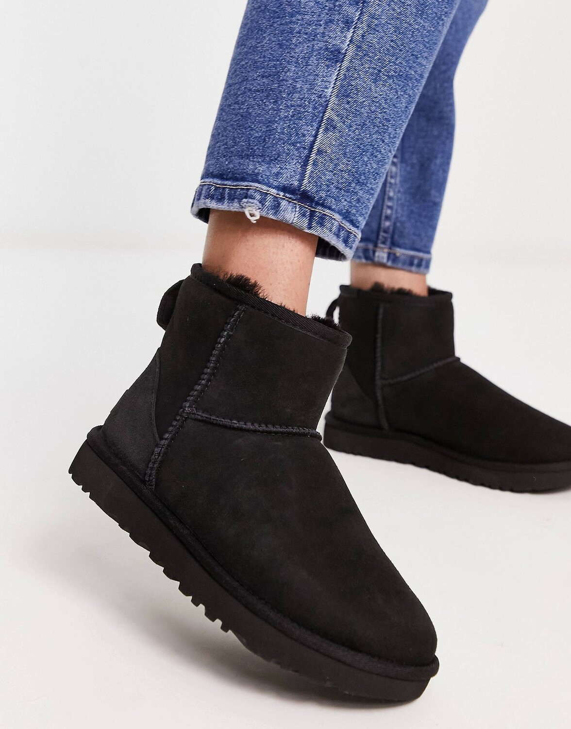 

Черные ботинки UGG Classic Mini II