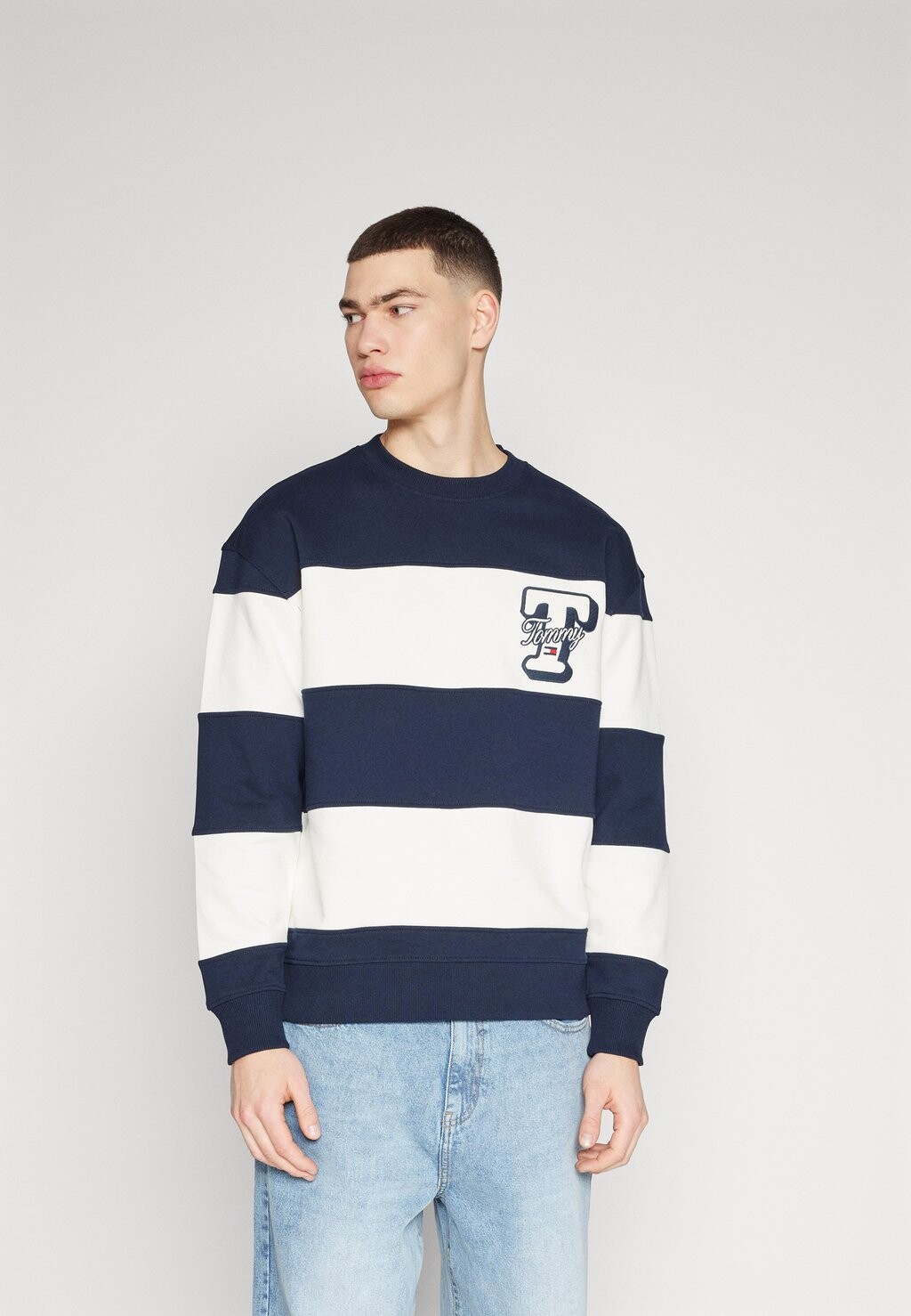 

Толстовка Cut & Sew Letter Crew Tommy Jeans, цвет dark night navy