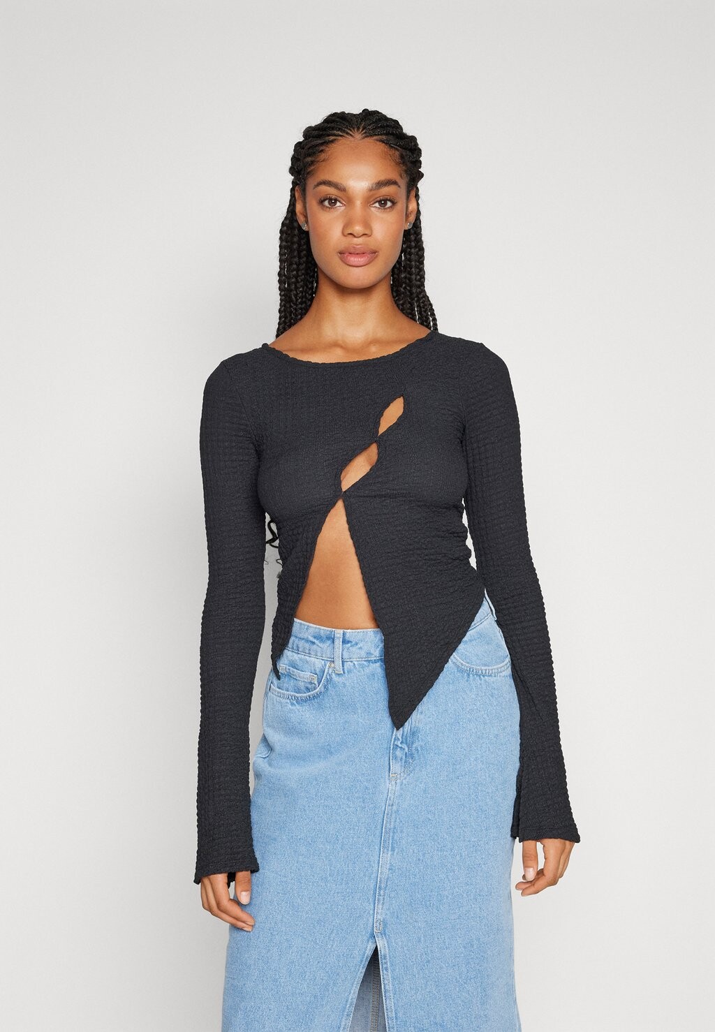 

Футболка с длинным рукавом LEONA CRINKLE CUT OUT BDG Urban Outfitters, черная, Черный