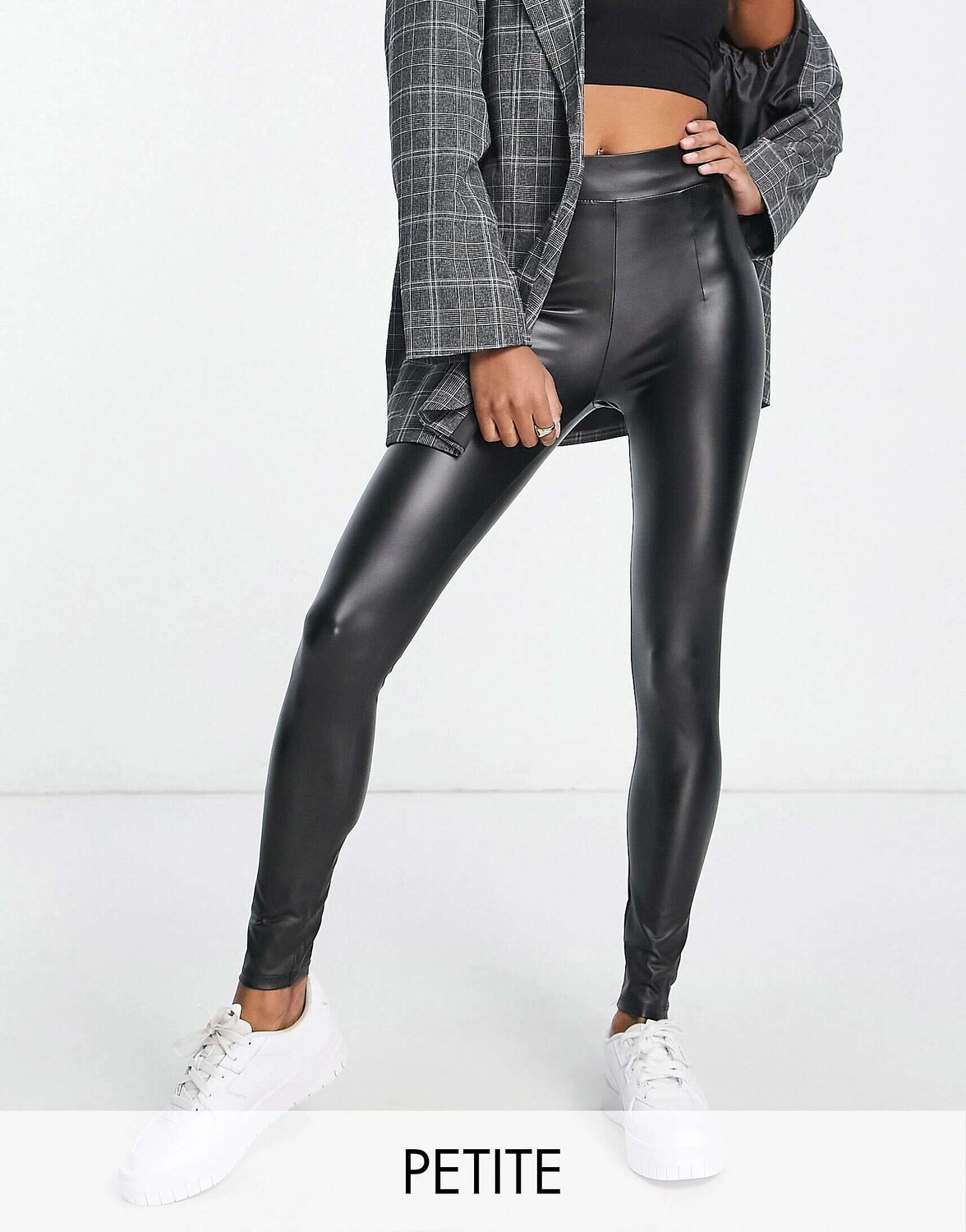 

Черные леггинсы из искусственной кожи с завышенной талией Bershka Petite