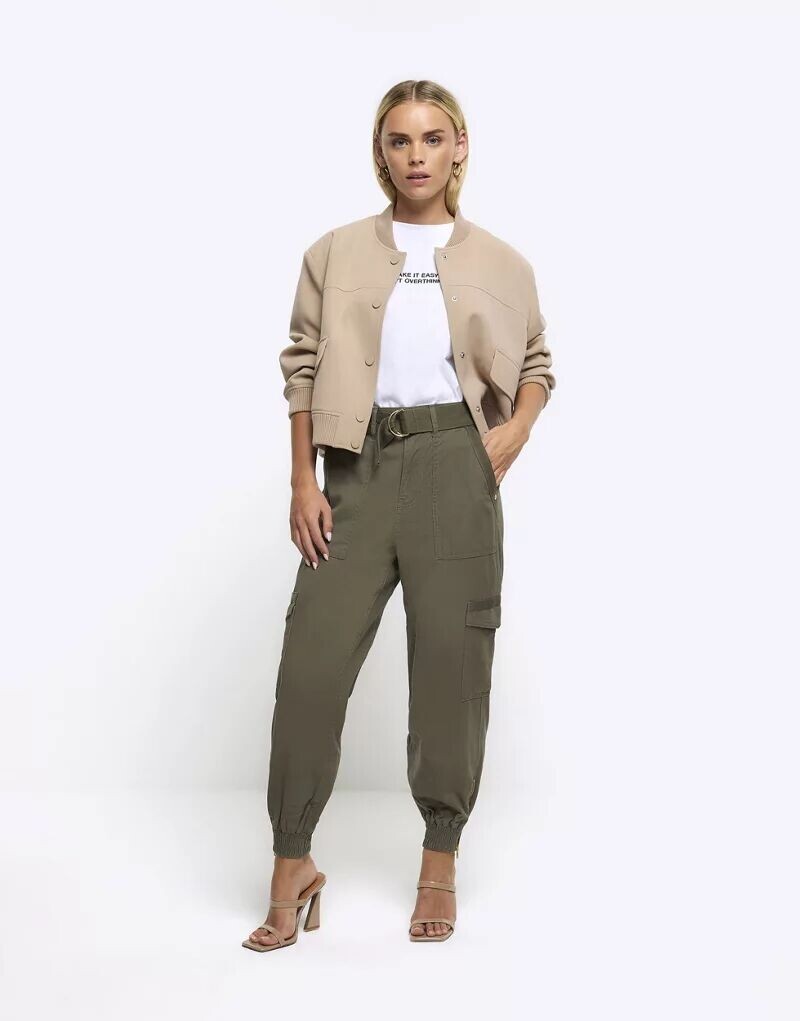 

Темно-хаки брюки-карго River Island с поясом, манжетами и золотой окантовкой